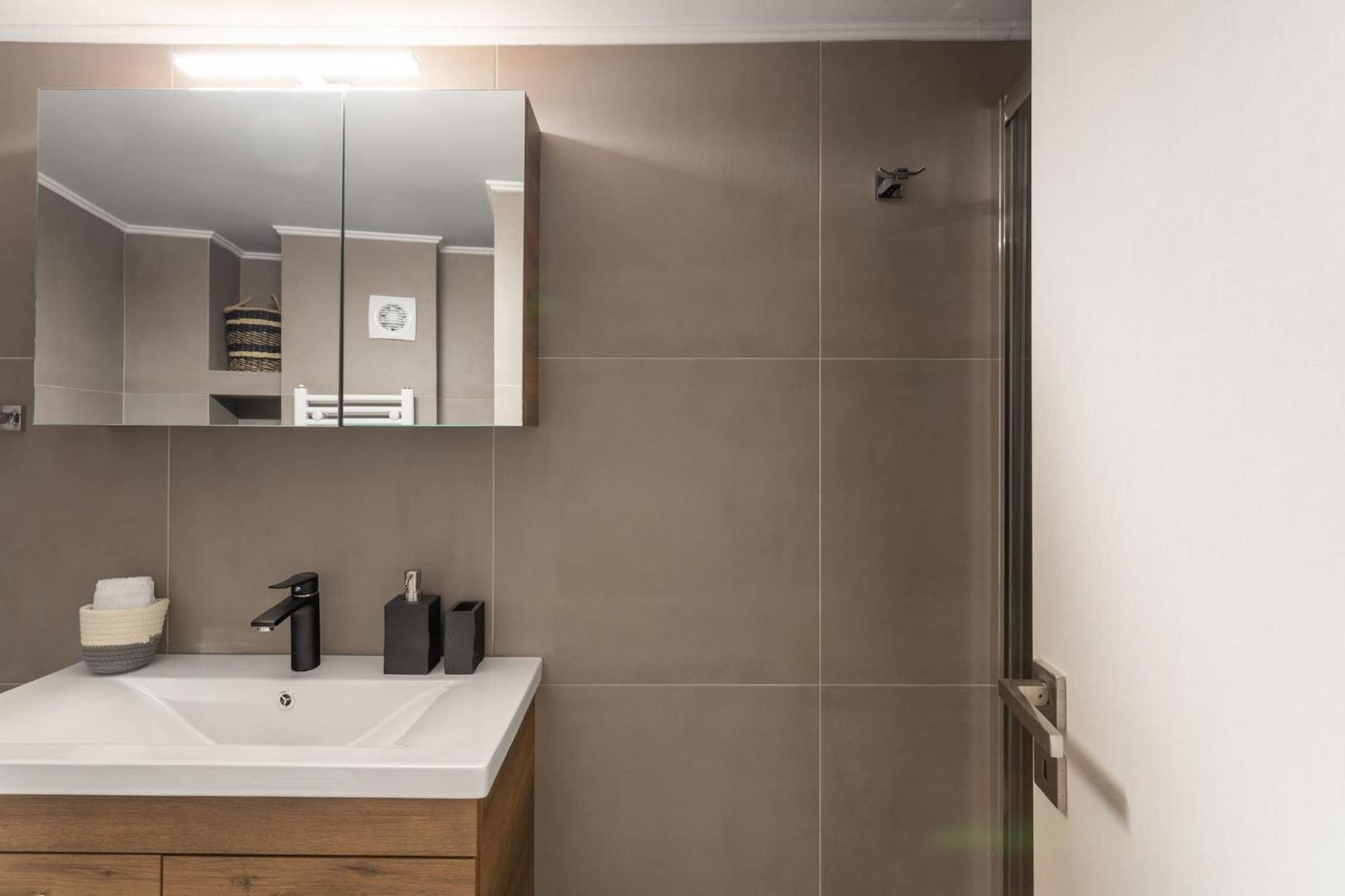 Deluxe 3-Bdrm Urban-Industrial Apt At Acropolis Athen Exterior foto