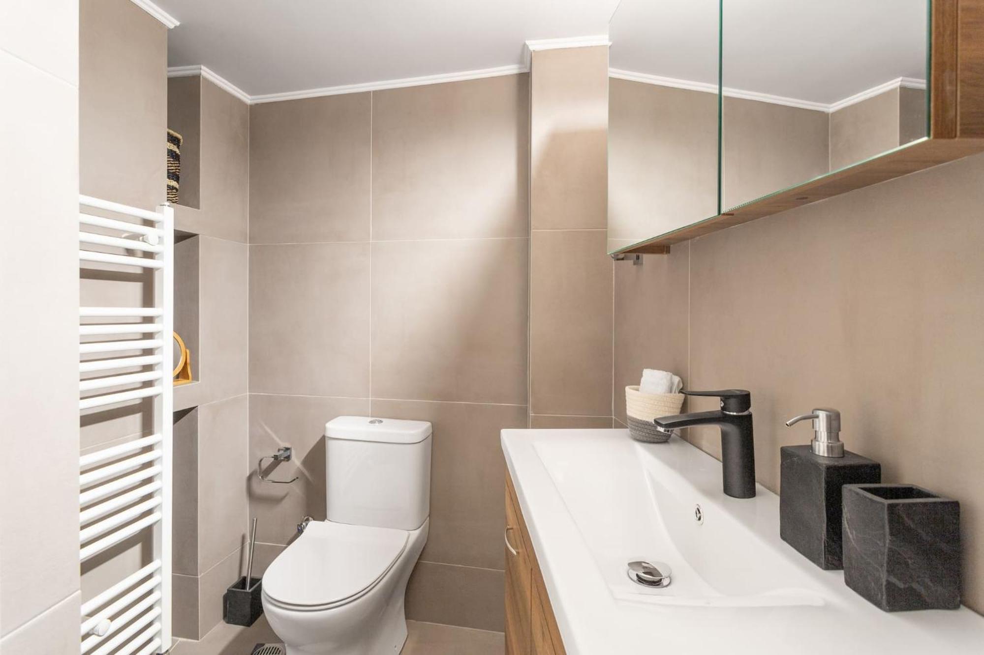 Deluxe 3-Bdrm Urban-Industrial Apt At Acropolis Athen Exterior foto