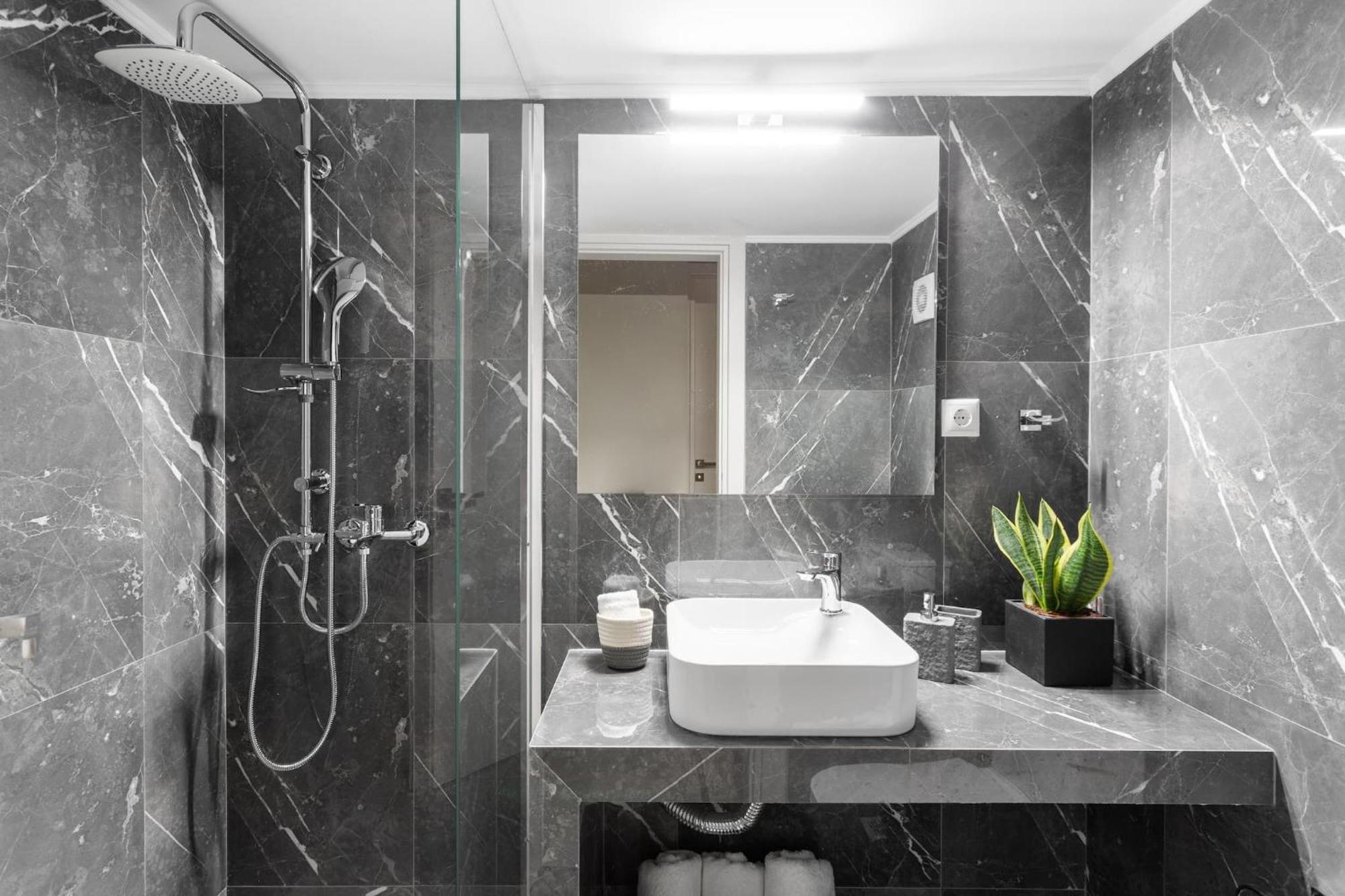 Deluxe 3-Bdrm Urban-Industrial Apt At Acropolis Athen Exterior foto